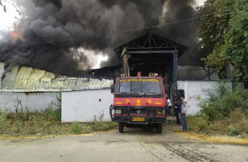 फैक्ट्री में अचानक लगी आग से मचा हड़कंप, सामान जलकर खाक, देखें वीडियो फैक्ट्री में अचानक लगी आग से मचा हड़कंप, सामान जलकर खाक, देखें वीडियो