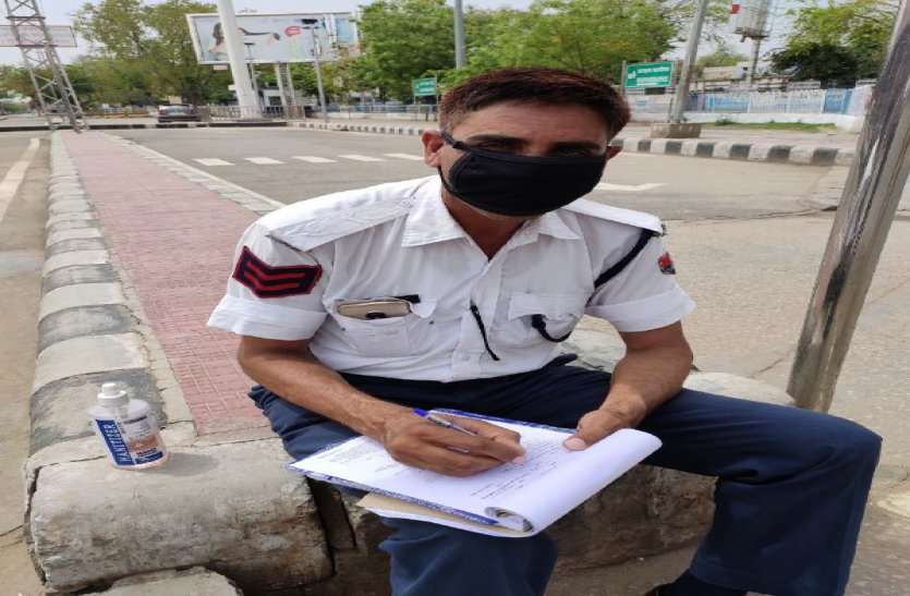 Rajasthan Police Jawaan's Taking Care Of Themselves During Lockdown दिनभर ड्यूटी करने के बाद घर जाकर खुद ही अपनी वर्दी धोकर प्रेस कर रहे पुलिस के जवान, बच्चों से भी बना रहे दूरी