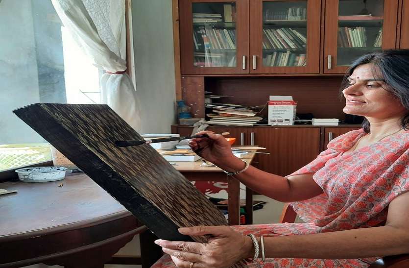 कला शिक्षक अर्चना शर्मा पेंटिंग बनाते हुए Art Camp : अच्छी पहल से आर्ट स्टूडेंट ही दरकिनार