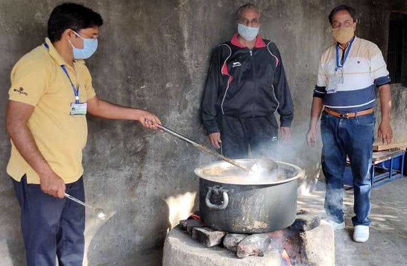 घर-घर जाकर एक हजार लोगों को पिलाया आयुर्वेदिक काढ़ा, जरुरतमंद परिवारों को राशन सामग्री का भी किया वितरण घर-घर जाकर एक हजार लोगों को पिलाया आयुर्वेदिक काढ़ा, जरुरतमंद परिवारों को राशन सामग्री का भी किया वितरण