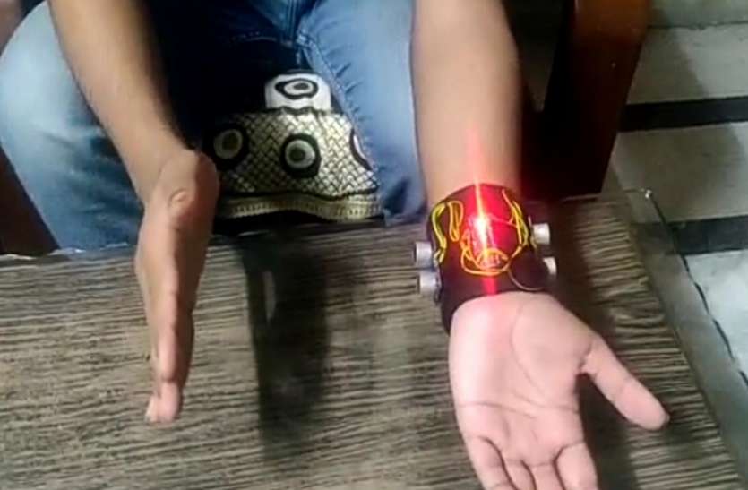 सोशल डिस्टेंस का पालन कराने के लिए छात्र ने तैयार किया ऐसा बैंड, जो भीड़ में भी कोरोना संक्रमण से करेगा बचाव सोशल डिस्टेंस का पालन कराने के लिए छात्र ने तैयार किया ऐसा बैंड, जो भीड़ में भी कोरोना संक्रमण से करेगा बचाव