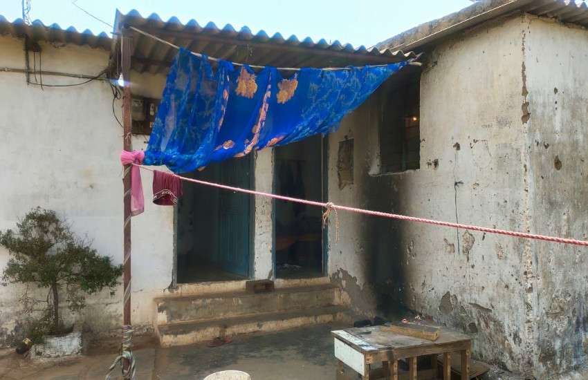 साथी की बेरहमी से हत्या कर आरोपी हुआ फरार ! मृतक के दोस्त पर पुलिस को शक,आरोपी की तलाश में जुटी पुलिस