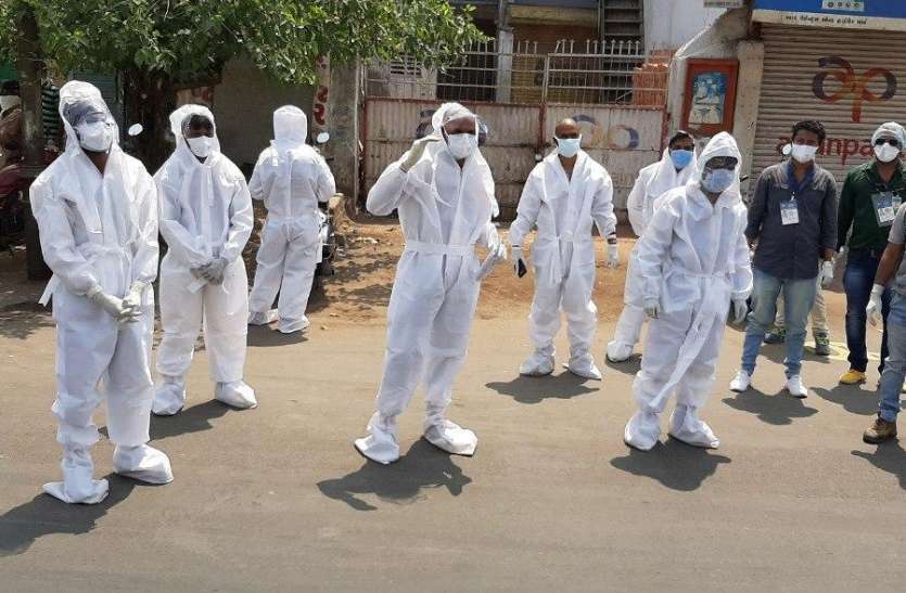 Corona: गुजरात में 16 घंटे में कोरोना के 176 मरीज, अहमदाबाद में 143, आंकड़ा पहुंचा 1272 Corona: गुजरात में 16 घंटे में कोरोना के 176 मरीज, अहमदाबाद में 143, आंकड़ा पहुंचा 1272