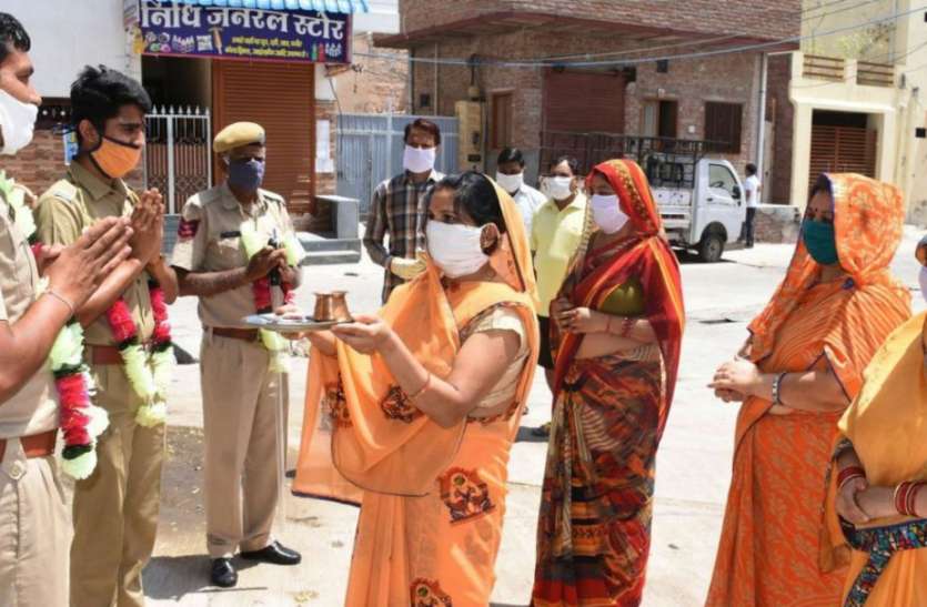 जंग में हर मोर्चे पर डटे पुलिस अधिकारी और जवान जंग में हर मोर्चे पर डटे पुलिस अधिकारी और जवान