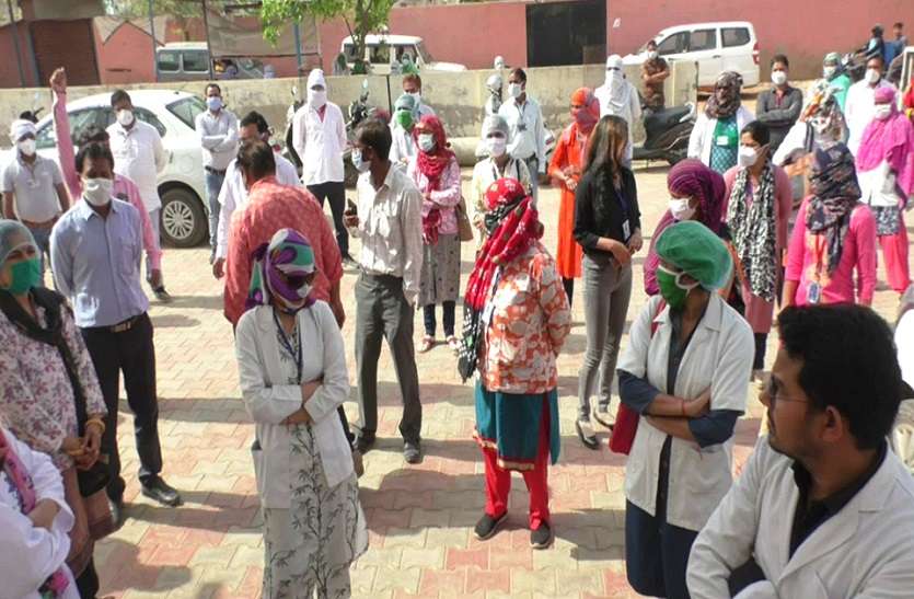 चिकित्साकर्मी ने कोरोना योद्धाओं को लिखा...एक दिन काम करने के बाद क्या आप लोग मर चुके हो चिकित्साकर्मी ने कोरोना योद्धाओं को लिखा...एक दिन काम करने के बाद क्या आप लोग मर चुके हो
