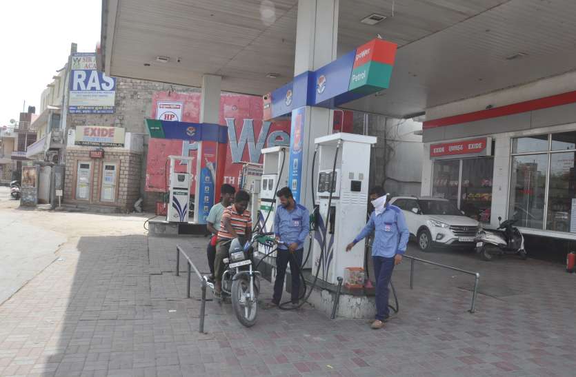 Regular service at petrol pumps during lockdown लॉकडाउन में आधे से भी कम रह गया मुनाफा, फिर भी सुबह से शाम तक कर रहे सेवा....