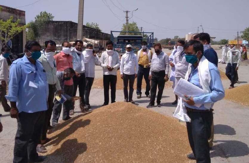, कोरोना वायरस की वजह से चल रहे लॉक डाउन में समर्थन मूल्य पर गेहूं, चना और मसूर की खरीदी में शासन द्वारा प्रत्येक खरीद कें्रद पर प्रत्येक दिन केवल ६ एसएमएस भेजने की शासन की व्यवस्था अव्यवहारिक और किसानों के लिए परेशानी भरी साबित हो रही थी जिसके बाद अब २० किसानों को बुलाने की व्यवस्था लागू की गई है। सिर्फ ६ किसानों को एसएमएस से हो रही थी समस्या अब बुला रहे २० किसानों को
