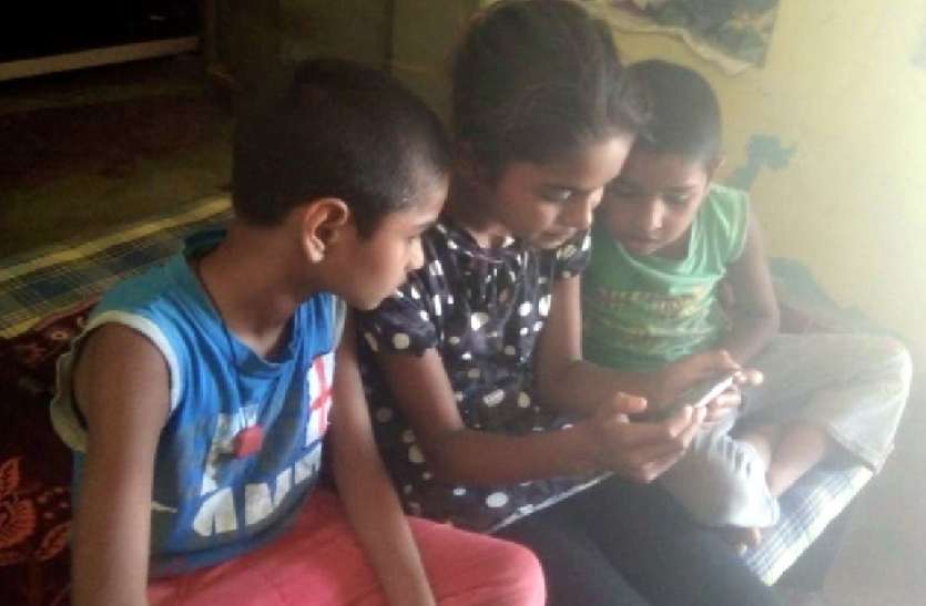 स्माइल कार्यक्रम शुरू, घर बैठे बच्चे कर रहे ऑनलाइन पढ़ाई स्माइल कार्यक्रम शुरू, घर बैठे बच्चे कर रहे ऑनलाइन पढ़ाई