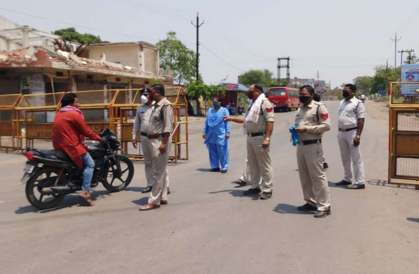 पुलिस ने 413 वाहन चालकों पर कसा शिकंजा, एक लाख 42 हजार 600 रुपए वसूला जुर्माना पुलिस ने 413 वाहन चालकों पर कसा शिकंजा, एक लाख 42 हजार 600 रुपए वसूला जुर्माना