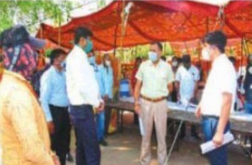 Chief Secretary naveen mahajan visited curfew areas in jodhpur प्रमुख शासन सचिव महाजन ने देखा जोधपुर में कफ्र्यू क्षेत्र और निगम का सेंट्रल किचन, सर्किट हाउस में ली बैठक