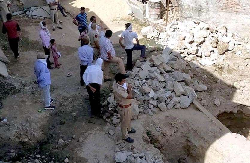 पुलिस की कार्यशैली बनी चर्चा का विषय तीन दिन पहले छोड़ी, अब उठवाई निर्माण सामग्री पुलिस की कार्यशैली बनी चर्चा का विषय तीन दिन पहले छोड़ी, अब उठवाई निर्माण सामग्री