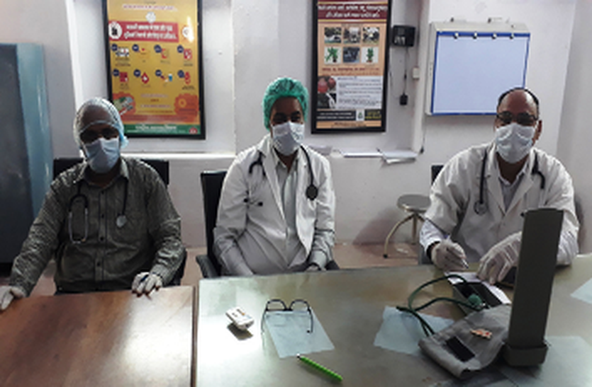 कोरोना के नए लक्ष्णों के बीच बिना संसाधन ये लगा रहे जान दांव पर कोरोना के नए लक्ष्णों के बीच बिना संसाधन ये लगा रहे जान दांव पर