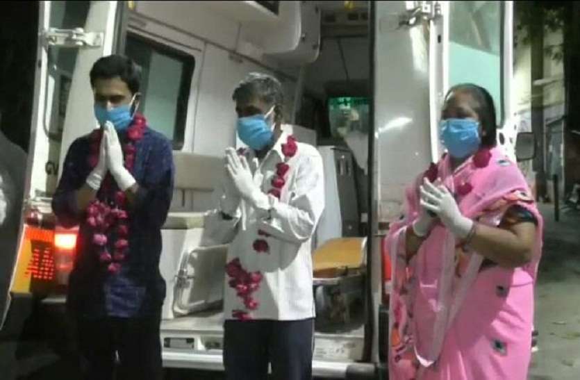 बरेली में एक परिवार ने कोरोना को हराया, अस्पताल से छुट्टी के समय हुए भावुक, बोले घर वापसी की छोड़ चुके थे उम्मीद बरेली में एक परिवार ने कोरोना को हराया, अस्पताल से छुट्टी के समय हुए भावुक, बोले घर वापसी की छोड़ चुके थे उम्मीद