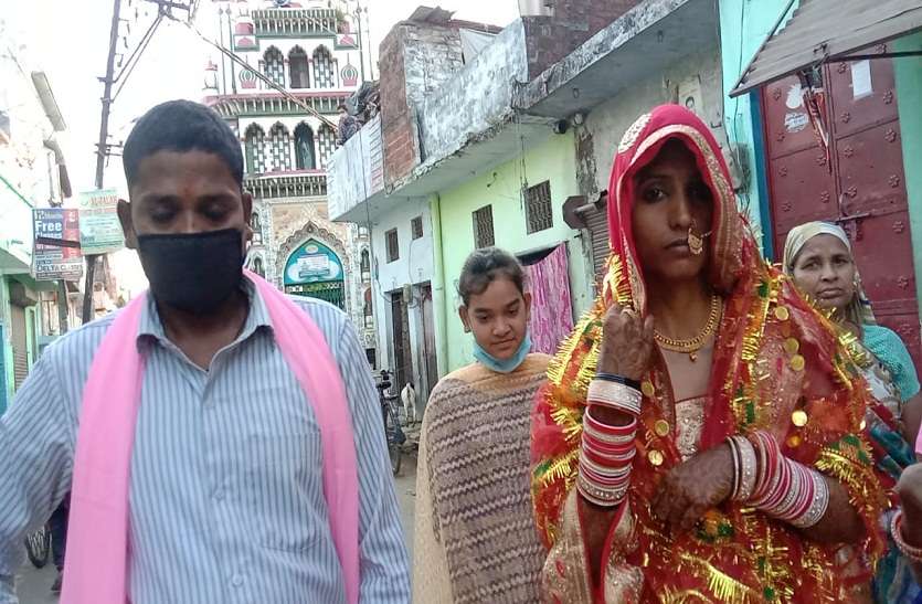 लॉक डाउन में तीन बरातियों संग विवाह करने पहुंचा दूल्हा लॉक डाउन में तीन बरातियों संग विवाह करने पहुंचा दूल्हा