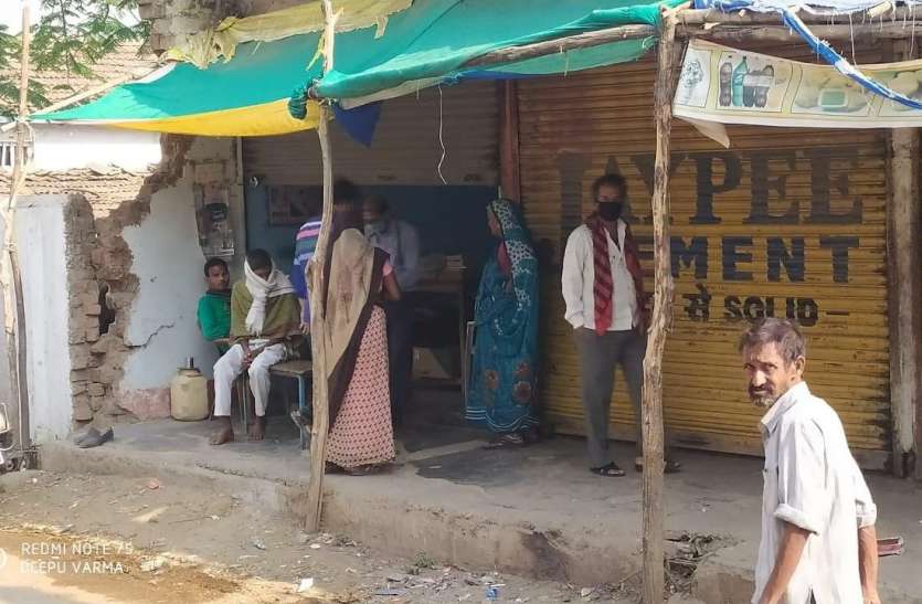 लॉक डाउन: झोला छाप डाक्टर क्लीनिक खोलकर कर रहा था उपचार, पुलिस ने फटकारा लॉक डाउन: झोला छाप डाक्टर क्लीनिक खोलकर कर रहा था उपचार, पुलिस ने फटकारा