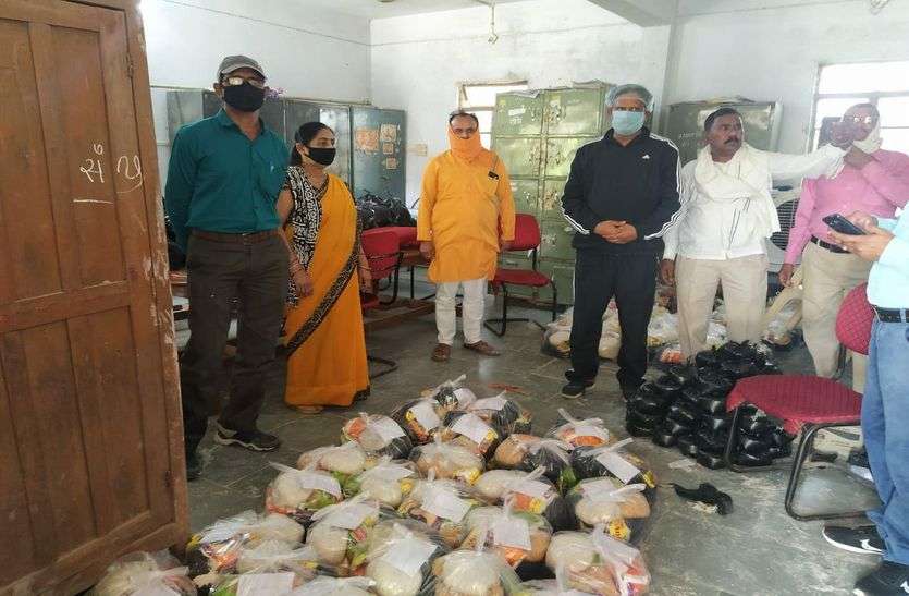 शिक्षकों का अनूठा प्रयास, ‘शिक्षक रसोई’ पैकेट से कर रहे मदद शिक्षकों का अनूठा प्रयास, ‘शिक्षक रसोई’ पैकेट से कर रहे मदद