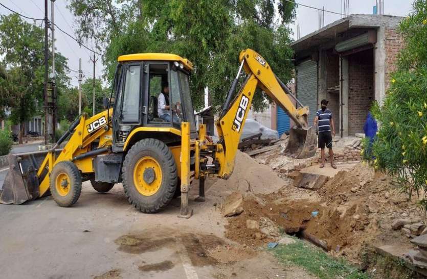 रहवासियों ने कहा : खुद पीकर देखो बदबूदार पानी रहवासियों ने कहा : खुद पीकर देखो बदबूदार पानी