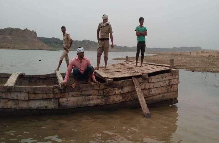 Boat crossing the border of Chambal seized चंबल की सीमा पार करा रही नाव जब्त