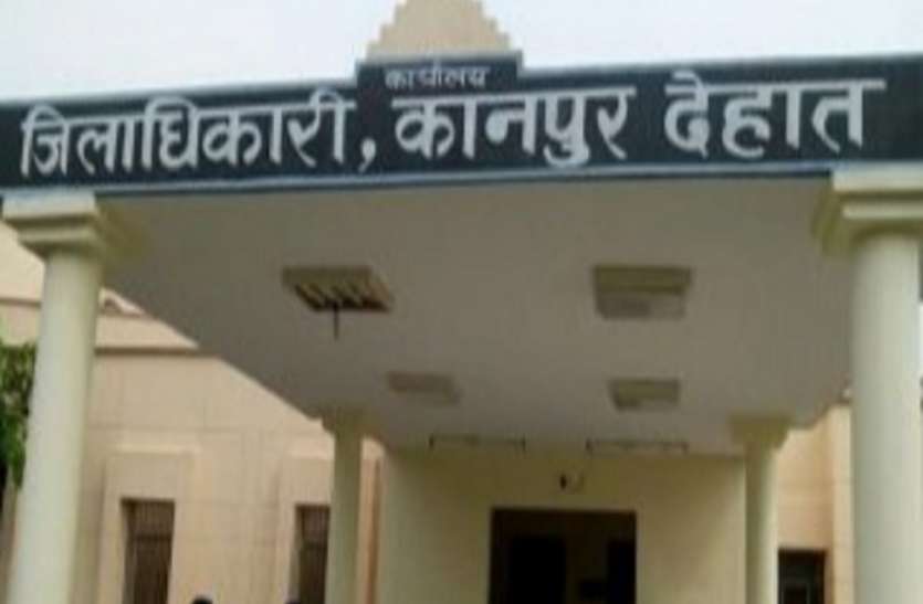 हाथों में केरोसीन की बोतल लेकर आत्मदाह करने डीएम कार्यालय पहुंची महिला, फिर पुलिस कर्मियों ने किया ये काम हाथों में केरोसीन की बोतल लेकर आत्मदाह करने डीएम कार्यालय पहुंची महिला, फिर पुलिस कर्मियों ने किया ये काम