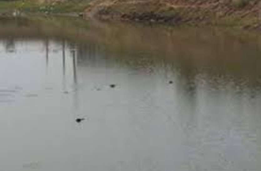 पति नहाने पहुंचा तो तालाब में तैरती दिखी पत्नी की लाश, बाहर निकाला तो मासूम पोती भी लिपटी थी सीने से, दोनों की मौत से मचा कोहराम पति नहाने पहुंचा तो तालाब में तैरती दिखी पत्नी की लाश, बाहर निकाला तो मासूम पोती भी लिपटी थी सीने से, दोनों की मौत से मचा कोहराम