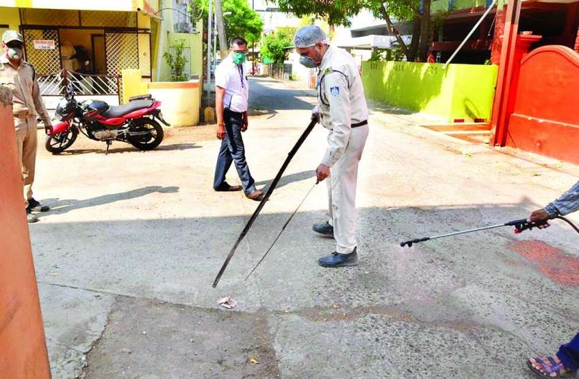 सड़क पर दस रुपए के नोट, पर्स फेंकने की सूचना पर पहुंची पुलिस, अफवाहों से सावधान रहने की कही बात सड़क पर दस रुपए के नोट, पर्स फेंकने की सूचना पर पहुंची पुलिस, अफवाहों से सावधान रहने की कही बात