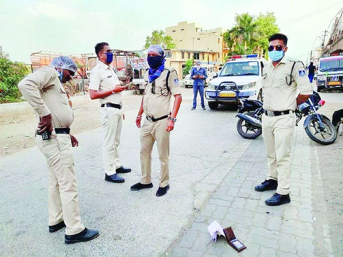 सड़क पर दस रुपए के नोट, पर्स फेंकने की सूचना पर पहुंची पुलिस, अफवाहों से सावधान रहने की कही बात