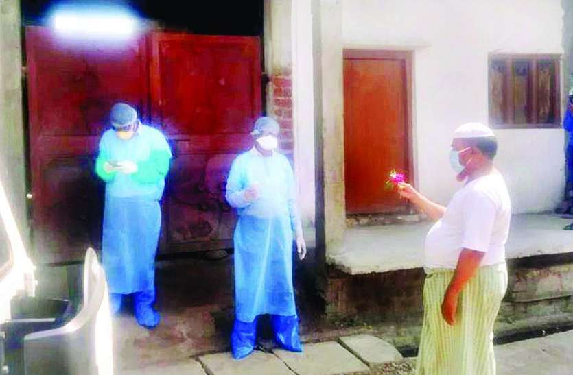 स्थानीय प्रशासन ने देवास जिले में पहली बार तीन किमी क्षेत्र का पूरा गांव कंटेंनमेंट एरिया घोषित किया स्थानीय प्रशासन ने देवास जिले में पहली बार तीन किमी क्षेत्र का पूरा गांव कंटेंनमेंट एरिया घोषित किया