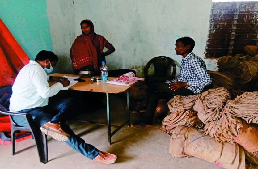 गरीबों को राहत देने शासन द्वारा भेजे गए राशन में सेल्समेन ने की गड़बड़ी गरीबों को राहत देने शासन द्वारा भेजे गए राशन में सेल्समेन ने की गड़बड़ी