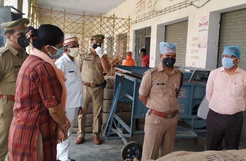 कोविड-19 लॉक डाउन के बीच गेहूं की कटाई, फ्लोर मिल ले जाने को मजबूर, किसानों को रजिस्ट्रेशन में आएंगी इस बात की समस्या कोविड-19 लॉक डाउन के बीच गेहूं की कटाई, फ्लोर मिल ले जाने को मजबूर, किसानों को रजिस्ट्रेशन में आएंगी इस बात की समस्या