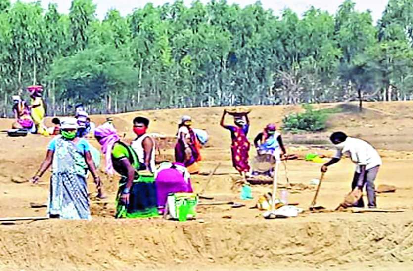 Government employees get full salary without coming to office, MNREGA laborers should also live at home शासकीय कर्मचारियों को बिना आफिस आए मिल रा पूरा वेतन, मनरेगा मजदूरों को भी घर बैठे रोजी दे सरकार