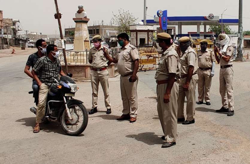 पोकरण में प्रशासन व पुलिस मुस्तैद, वाहन कर रहे है सीज पोकरण में प्रशासन व पुलिस मुस्तैद, वाहन कर रहे है सीज