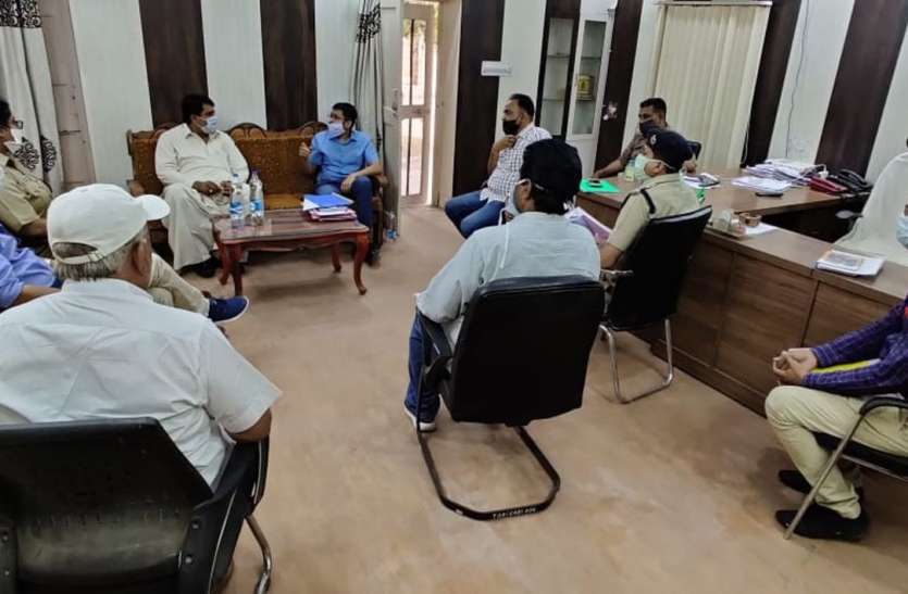 कैबिनेट मंत्री ने ली अधिकारियों की बैठक, दिए आवश्यक निर्देश कैबिनेट मंत्री ने ली अधिकारियों की बैठक, दिए आवश्यक निर्देश