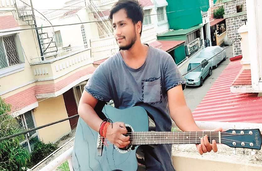 छत और बालकनी पर सज रहीं संगीत की महफिल छत और बालकनी पर सज रहीं संगीत की महफिल