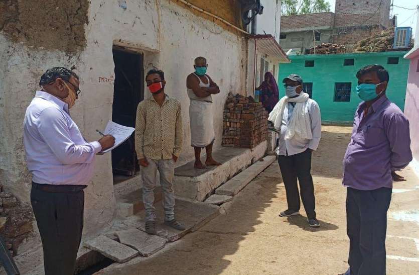 DEO Bibi Dubey, a member of the team formed by the Collector, took necessary information from the people in Gartalai. Monitoring will run from 14 to 23 April. मॉनिटरिंग टीम गठित हुई तो बाहर से आने वालों की संख्या रातोंरात पांच हजार कम