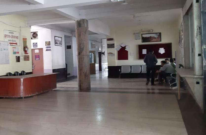 The silence in the hall located in the collectorate. तीन सौ से ज्यादा कर्मचारी 28 दिन से मुख्यालय से बाहर