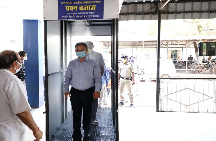 Collector emanating from the sanitizer tunnel presented by the managing executive member of the Red Cross Society at the district hospital. 'सैनिटाइजर टनल' से गुजरने पर कोरोना वायरस फ्री होना सच नहीं, सिर्फ भ्रम