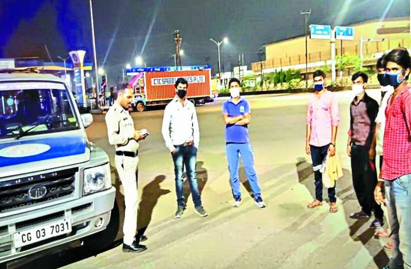 दिन में पुलिस का पहरा, रात में घर के लिए पैदल जाने वालों को समझाकर दे रहे सुरक्षित छत दिन में पुलिस का पहरा, रात में घर के लिए पैदल जाने वालों को समझाकर दे रहे सुरक्षित छत