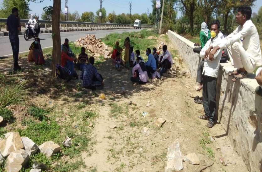 Labourers Migrating From Haryana To Madhya Pradesh Via Rajasthan हरियाणा से पैदल चले, राजस्थान के रास्ते मध्य प्रदेश जाएंगे ये मजदूर, हर कोई अपनी सीमा से निकाल रहा