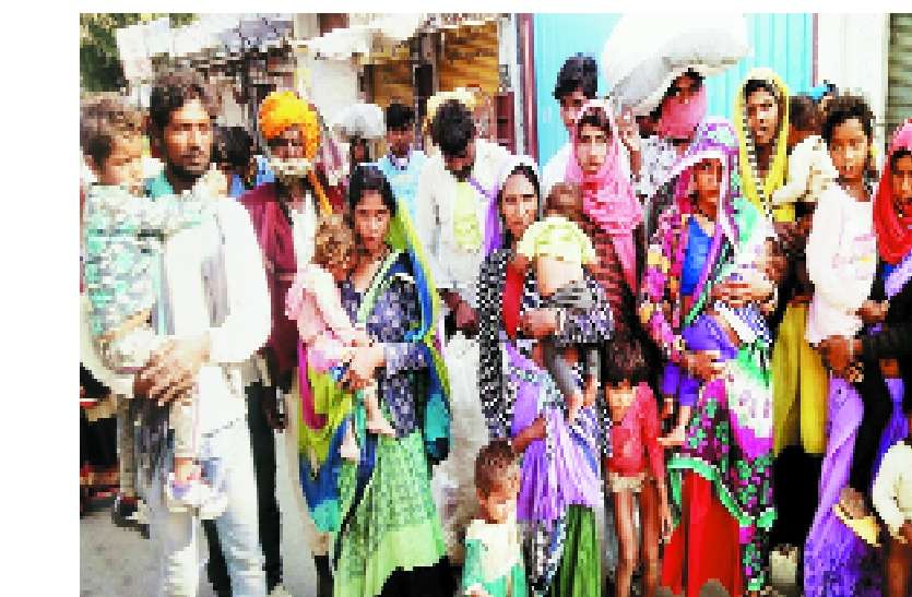 भूख से बिलबिलाते मजदूरों का पलायन, पैदल जा रहे थे एमपी भूख से बिलबिलाते मजदूरों का पलायन, पैदल जा रहे थे एमपी