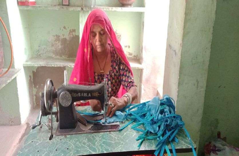 विपदा के समय तारणहार, स्वप्रेरणा से बांट रहे मास्क विपदा के समय तारणहार, स्वप्रेरणा से बांट रहे मास्क