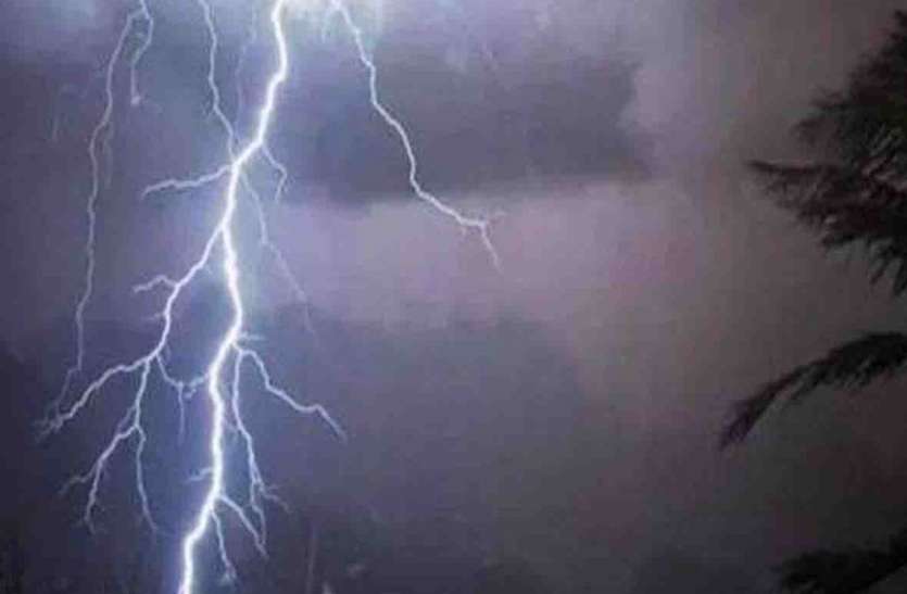 Lightening यूपी के इन 10 जिलों में बारिश व आकाशीय बिजली का कहर, इतने लोगों की हुई मौत, मौसम विभाग ने अगले दो दिन के लिए कहा यह