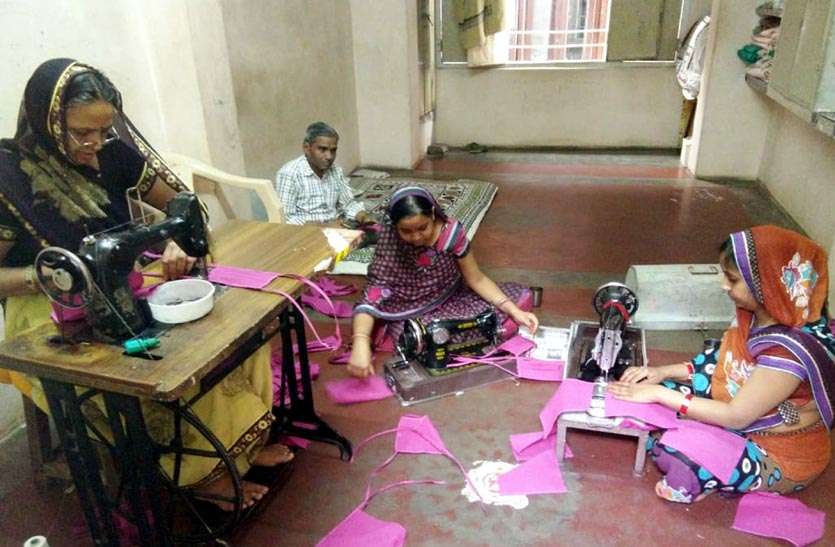 Corona Ke Karmvir: कोरोना योद्धाओं के लॉकडाउन में घर बैठी महिलाओं ने बनाए मास्क Corona Ke Karmvir: कोरोना योद्धाओं के लिए लॉकडाउन में घर बैठी महिलाओं ने बनाए मास्क