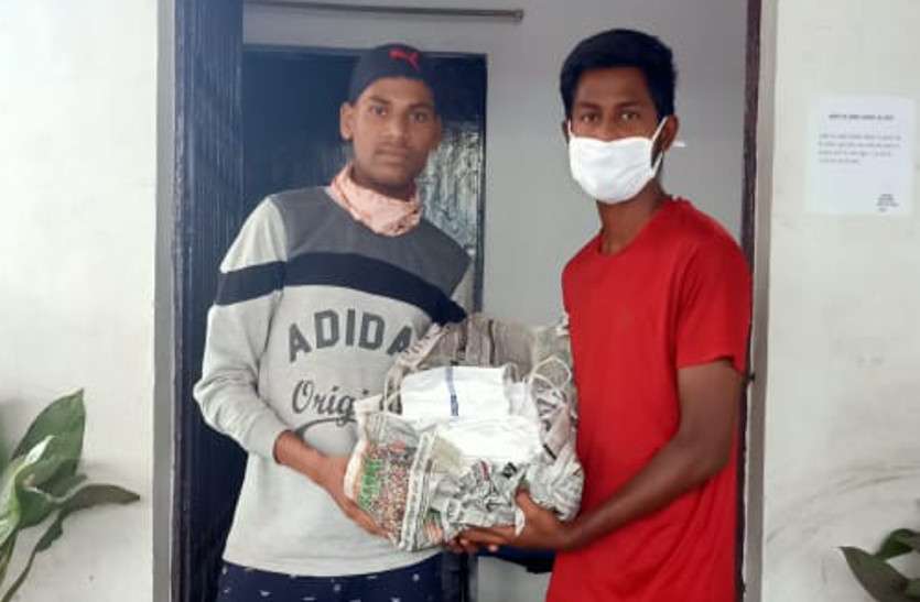 कोरोना को हराने मंजिल गुरुकुल के ये कर्मवीर बना रहे मास्क, रेलवे उपलब्ध करा रहा कपड़ा