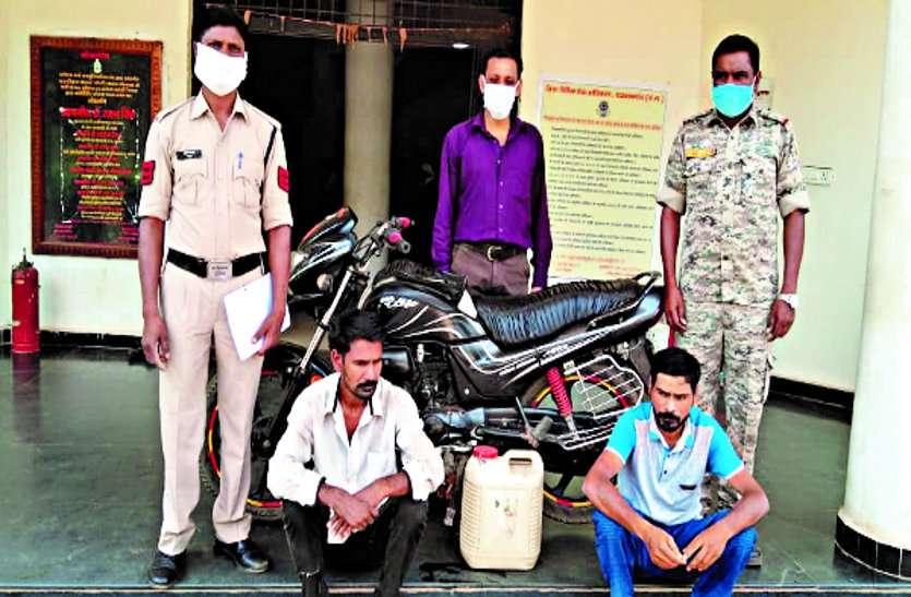 Two accused transporting illegal raw liquor arrested, presented in court and sent to jail अवैध कच्ची शराब परिवहन करते दो आरोपी पकड़ाए, न्यायालय में पेश कर भेजे जेल