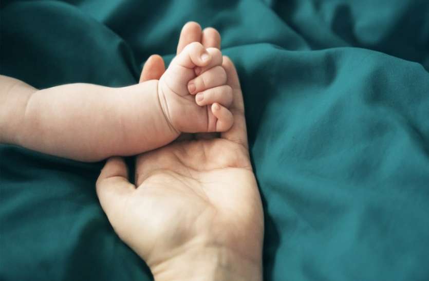 Mother walk away 350 kilometer with son in Tamilnadu कोरोना कर्मवीर: मां की ममता का 350 किमी का सफर