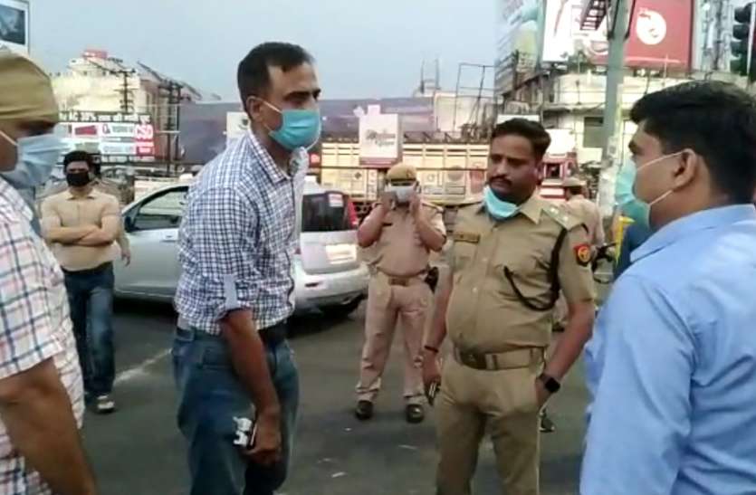 meerut Lockdown में कोरोना हॉटस्पॉट का जायजा लेने पहुंचे अफसर, बेवजह घर से निकले लोगों के खिलाफ की ये कार्रवाई