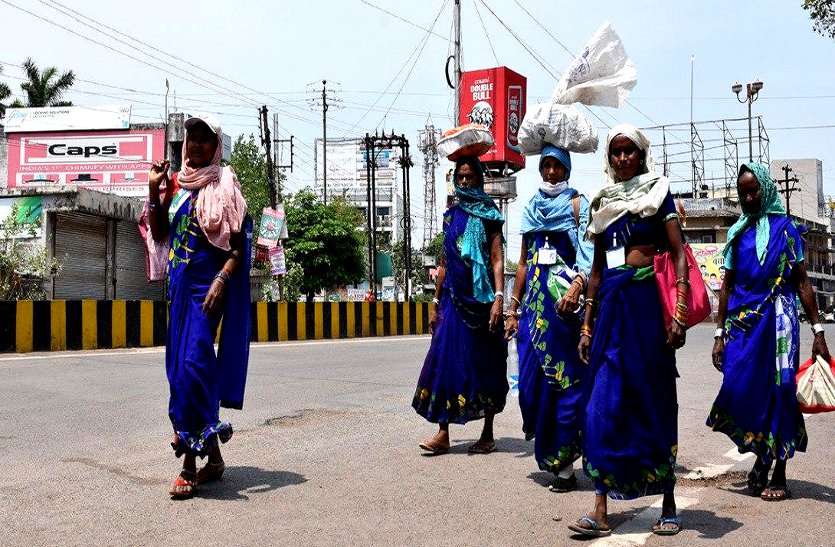 रियल हीरो: कफ्र्यू और लॉकडाउन में आपके घरों का कचरा उठाया, फिर 12 किमी. पैदल चलीं तब घर पहुंचीं महिला सफाईकर्मी रियल हीरो: कफ्र्यू और लॉकडाउन में आपके घरों का कचरा उठाया, फिर 12 किमी. पैदल चलीं तब घर पहुंचीं महिला सफाईकर्मी