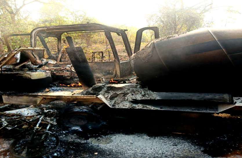 लॉकडाउन में नक्सलियों ने सड़क निर्माण में लगी 7 गाडिय़ों को फूंका, इधर सुकमा में जवानों ने किया इनामी नक्सली को ढेर लॉकडाउन में नक्सलियों ने सड़क निर्माण में लगी 7 गाडिय़ों को फूंका, इधर सुकमा में जवानों ने किया इनामी नक्सली को ढेर