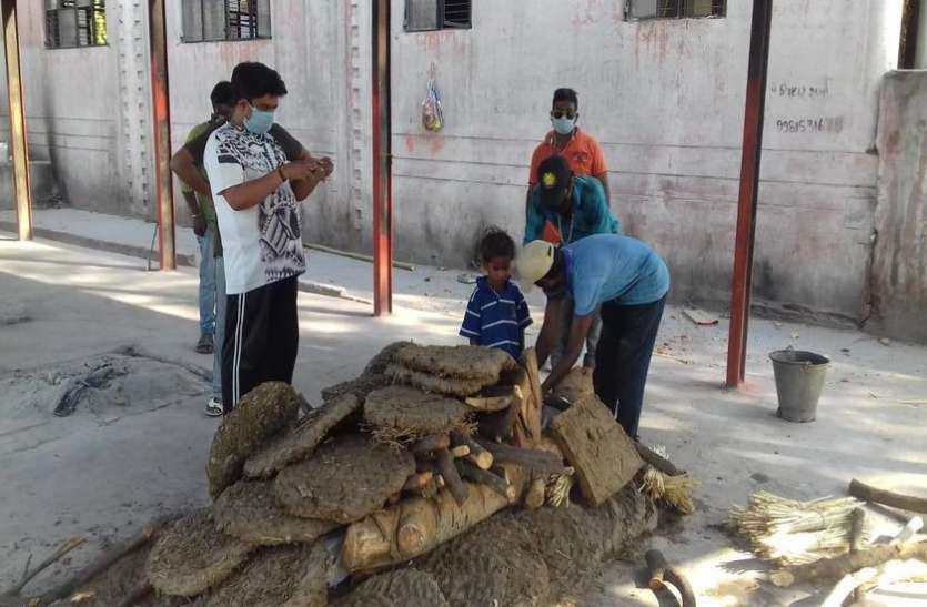 मौत के बाद मासूम अपनी मां को जगाता रहा मौत के बाद मासूम अपनी मां को जगाता रहा