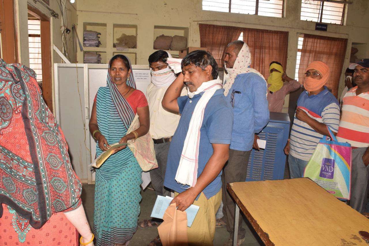 उचित मूल्य की दुकान में लगी भीड़, लॉकडाउन की उड़ी धज्जियां, देखें फोटो में कैसे लगा है मेला उचित मूल्य की दुकान में लगी भीड़, लॉकडाउन की उड़ी धज्जियां, देखें फोटो में कैसे लगा है मेला